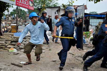Tangkang demolisyon ng kabahayan ng mga maralita sa North Triangle, Quezon City noong Setyembre 2010. (Macky Macaspac/PW File Photo)