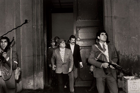 Ang sinasabing huling larawan ni Salvador Allende, sosyalistang presidente ng Chile, sa kasagsagan ng kudeta laban sa kanyang administrasyon ng mga puwersang maka-kanan sa naturang bansa, noong Setyembre 11, 1973. Anonimo ang kumuha. Nagwagi sa 1973 World Press Photo bilang Photo of the Year.