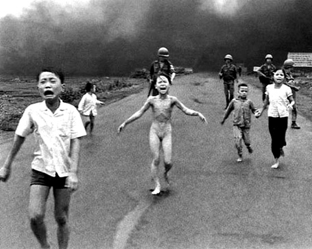 Larawan ni Nick Ut ng Associated Press, sa Trang Bang, Vietnam noong Hunyo 8, 1972, matapos bombahin ng mga eroplano ng US ang naturang bayan.