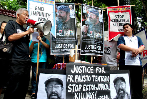Isang buwan matapos ang pagpaslang kay Fr. Fausto Tentorio, muling ipinanawagan ng PCPR sa Department of Justice na bilisan ang imbestigasyon sa pagpaslang sa pari. (Macky Macaspac)