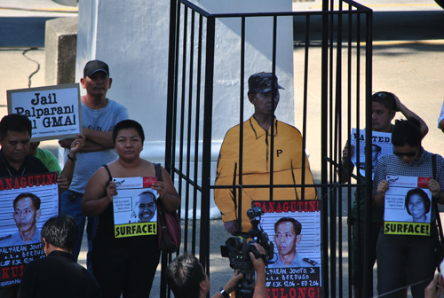 Kasabay ng pagdinig ng korte sa kasong isinampa laban kay Palparan at iba pang kagawad ng militar, naglunsad naman ng piket sa harapan ng Malolos Regional Trial Court ang iba't ibang grupo. Panawagan nila ang kagyat na pag-aresto at pagpapanagot kay Palparan. (Macky Macaspac)