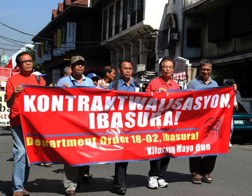 Iprinotesta ng KMU ang sampung taon ng Dole Order No. 18-A na anila'y naging hudyat ng todo-todong kontraktuwalisasyon sa mga manggagawang Pilipino. (Macky Macaspac)