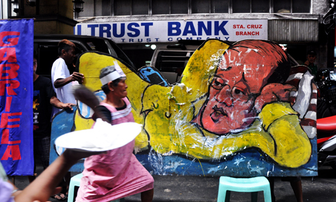 Nagdala ng birthday cake ang kababaihan ng Gabriela sa Carriedo, Manila kaalinsabay ng kaarawan ni Pang. Benigno Aquino III. Pero dala nila ito hindi para ipakain kundi para ibato sa imahen ng pangulo. Galit ang kababaihan dahil umano sa "kainutilan" ng administrasyong Aquino na kontrolin ang presyo ng batayang mga bilihin, kabilang ang langis. (KR Guda)