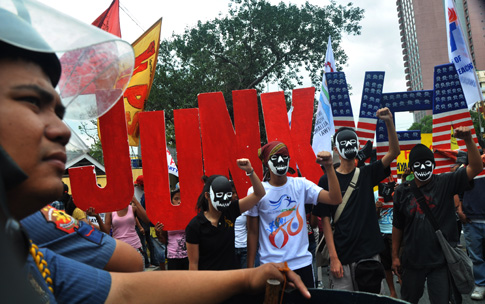 Matapos ang 113 taon, tumitindi ang presensiyang militar ng US sa Pilipinas, giit ng militanteng mga grupo, sa pangunguna ng Bagong Alyansang Makabayan (Bayan). (KR Guda)