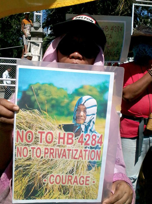 Tutol ang mga magsasaka ng Panay at Guimaras na buung-buong ipasa sa pribadong sektor ang pagsusuplay at pangangasiwa sa suplay ng bigas sa bansa. (Arkibong Bayan)