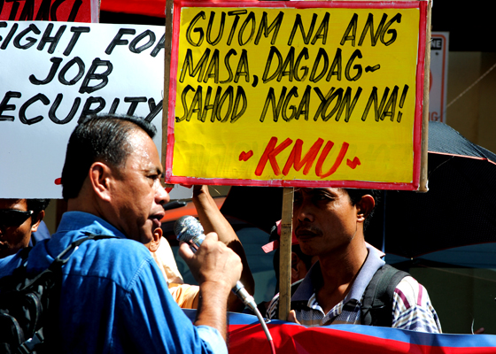 Patuloy ang panawagan ng mga manggagawa at ibang sektor na kailangan magbigay ng makabuluhang dagdag sahod ang gobyernong Aquino. Kuha ang larawan sa piket ng KMU at Anakpawis Party-list sa harapan ng Department of Labor and Employment sa Intramuros, Manila. (Macky Macaspac/PW File Photo)