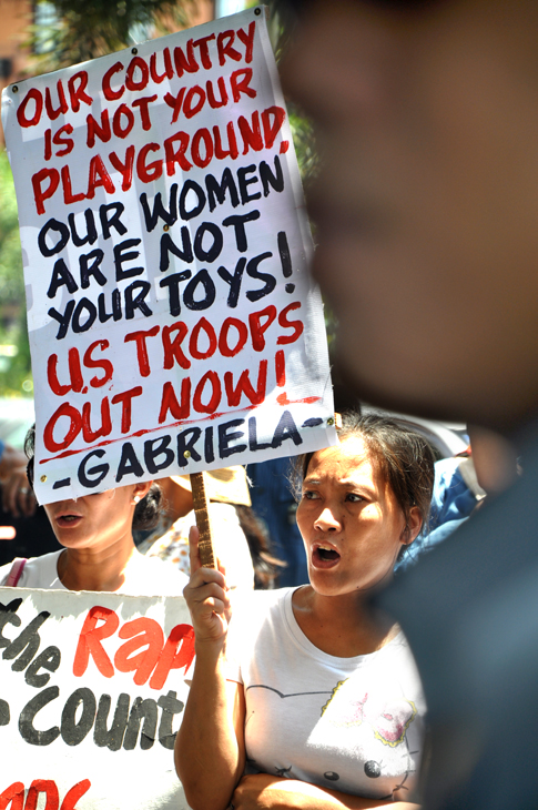 "Hindi palaruan ng tropang Kano ang Pilipinas, at hindi laruan ng tropang Kano ang mga Pilipina!" Ito ang sigaw ng kababaihan ng Gabriela, sa piket sa harap ng embahada ng US noong Abril 27. (KR Guda)