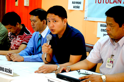 "Malinaw po na tinanggal ako sa trabaho dahil sa pamumuno ko sa paglaban ng mga empleyado ng HSBC sa iskemang outsourcing ng kompanya," pahayag ni Raymund Acena, pangulo ng Hongkong Bank Independent Labor Union. (Macky Macaspac)
