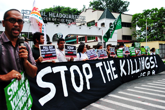 "Itigil ang mga pamamaslang!" sabi ng istrimer ng mga grupong maka-kalikasan, katutubo at taong-simbahan na nagrali sa harap ng Kampo Aguinaldo noong Mayo 17 para iprotesta ang pagpatay sa mga aktibistang maka-kalikasan at iba pang aktibista. (Macky Macaspac)