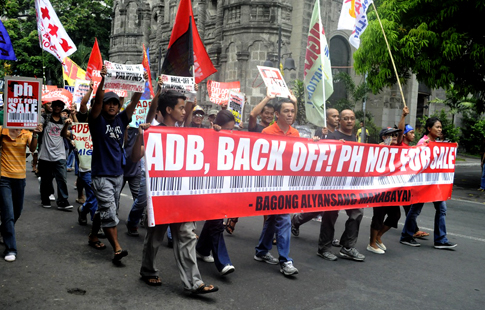 Protestang pinamunuan ng Bagong Alyansang Makabayan (Bayan) kontra sa ika-45 na pulong ng Asian Development Bank sa Maynila. (Kat Elona)