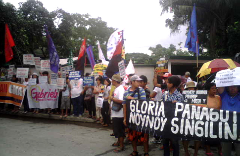 Piket ng Bagong Alyansang Makabayan (Bayan) sa VMMC matapos ianunsiyong makakapagpiyansa na si Arroyo sa Pasay RTC. (Arnold Padilla)