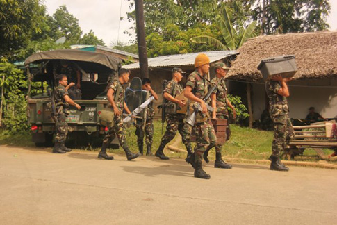 Tropang militar na nangharang sa mercy mission ng mga grupong pangkarapatang pantao sa Lopez, Quezon noong Hunyo 2012. (Kontribusyon)