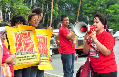 Nagpiket ang mga kawani ng National Housing Authority sa harap ng tanggapan ng kanilang ahensiya noong Hulyo 31 para iprotesta ang pagkakapasa sa Senado ng SB 3199 na magtatatag ng isang Department of Housing and Urban Development. (KR Guda)