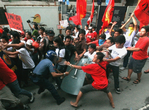 Nakipaggitgitan ang militanteng kabataan ng League of Filipino Students sa mga pulis na nagbantay sa embahada ng US sa Manila. Para sa LFS, kataksilan ng pulisya at ng gobyerno ang patuloy na pagsilbi sa gobyerno ng US, sa kapahamakan ng mga Pilipino. (Pher Pasion)