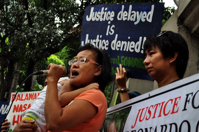 Panawagan ng mga kaanak na resolbahin na ng Department of Justice ang dalawang-taong kaso ng masaker sa Kananga, Leyte. Nasa larawan si Lorna Co, kapatid ng botanist na si Leonard Co. (Kontribusyon)