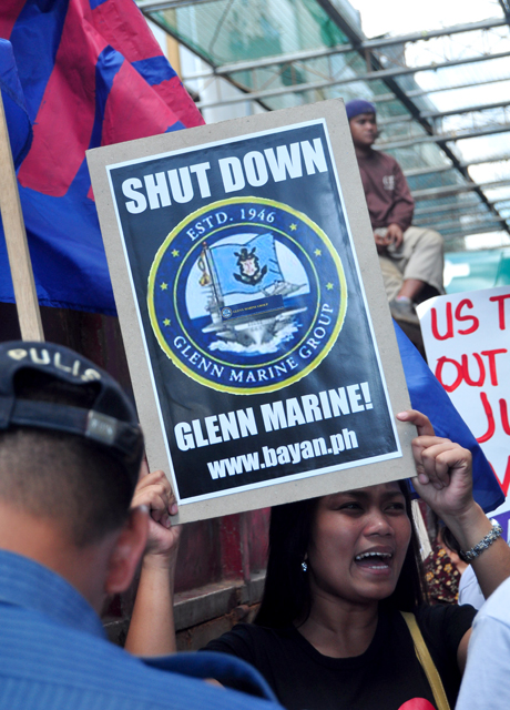 Bago pa man makalapit sa opisina ng Glenn Defense Marine, hinarangan na ang mga demonstrador ng pulis. (KR Guda)