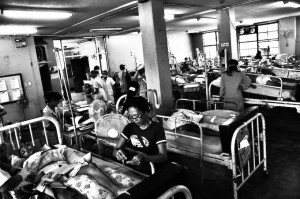 Spinal ward ng mga pasyente sa Philippine Orthopedic Center. Siksikan sila, at di nahihirapang paglingkuran ng iilan lang na nars o doktor na naka-assign sa kanila. (KR Guda)