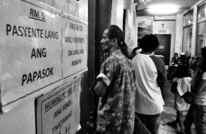 Naghihintay sa check-up. Mahaba ang pila sa out-patient department ng POC tuwing umaga. (KR Guda)