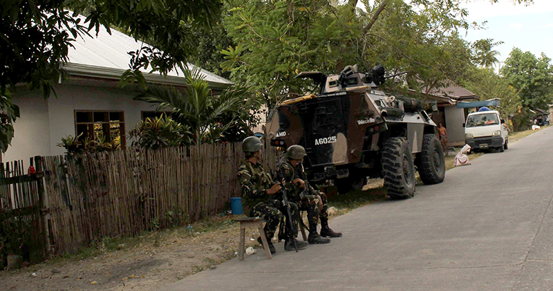 Soldiers were positioned near civilian houses in Datu Unsay, Maguindanao. Photo: Jerome Succor Aba