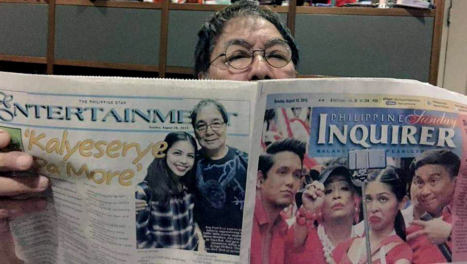 Joey de Leon ng Eat! Bulaga, hawak ang dalawang pahayagang laman ng balita ang penomenong Aldub. Larawan mula sa Instagram account ni De Leon.
