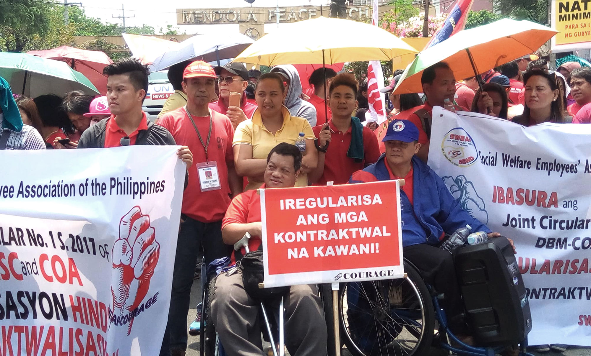 Kinondena ng mga kawani ng gobyerno ang mga hakbang ng COA para lalong gawing kontraktuwal ang kanilang hanay, sa kabila ng pangako pa mismo ni Duterte na ibasura ang kontraktuwalisasyon.<b data-src=