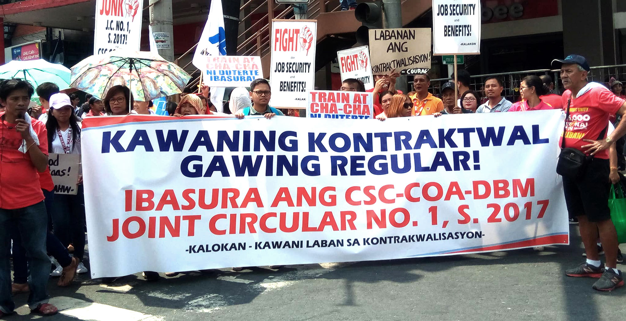 Nangako ang mga kawani na ipagpapatuloy nila ang paglaban sa kontraktuwalisasyon. <b data-src=