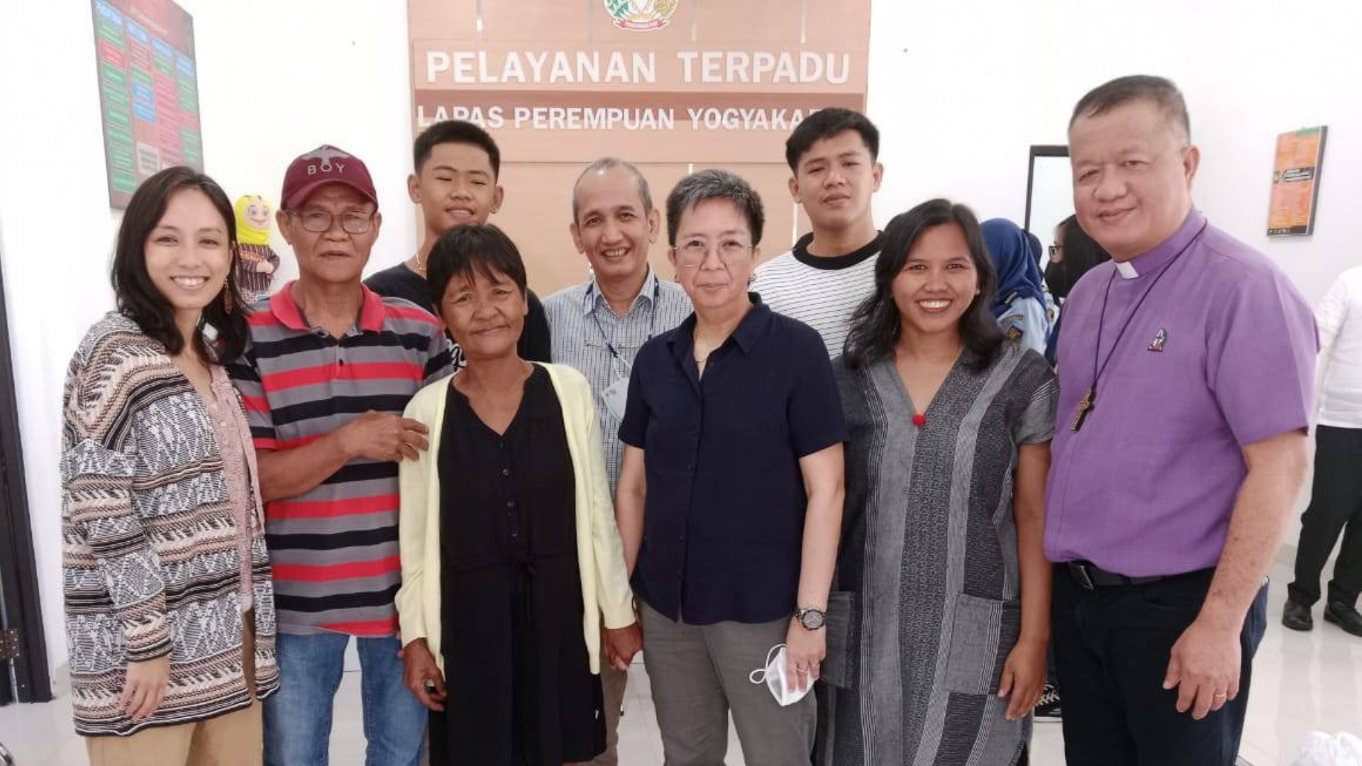 Mary Veloso with her family, lawyers and support group in Yogyakarta, Indonesia