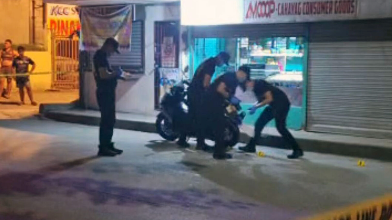 Inimbestigahan ng Scene of the Crime Operations ng pulisya ang pinangyarihan ng pamamaril kay Warren Cahayag sa harap mismo ng kanyang sariling tindahan sa Gen. Santos City. RMN GENSAN