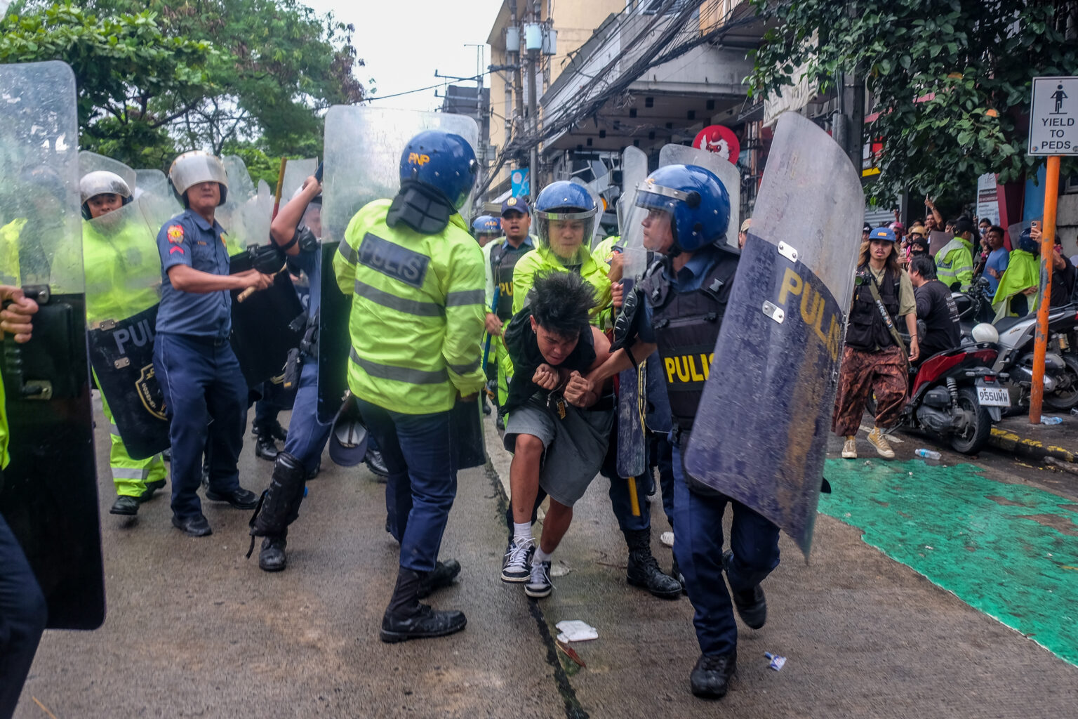 Protesta Pinoy Higit 200 kabataan, arestado, binugbog ng pulisya matapos ang protesta ...