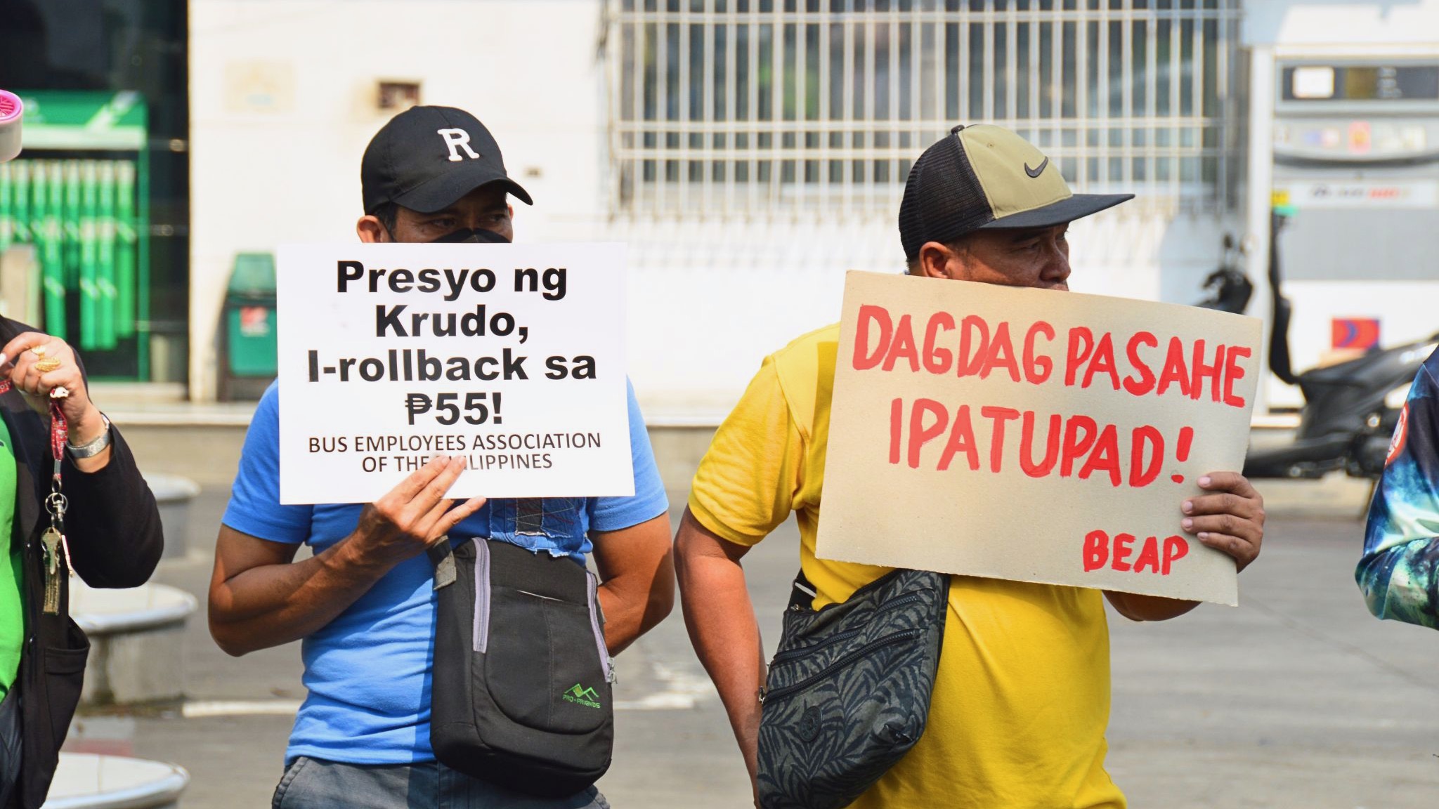 Nagprotesta ang mga drayber at konduktor ng bus sa tapat ng Land Transportation Franchising and Regulatory Board. Marty Apuhin/Pinoy Weekly
