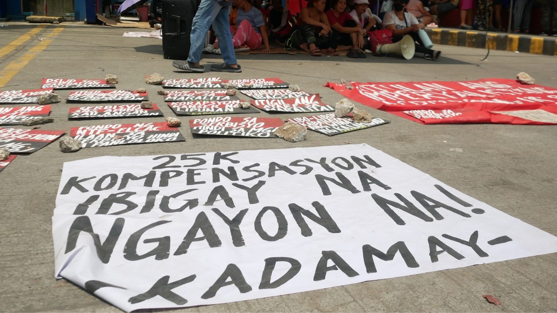 Kampuhan ng Maralita sa tapat ng tanggapan ng Department of Social Welfare and Development sa Batasan Road, Quezon City. Kat Catalan/Pinoy Weekly