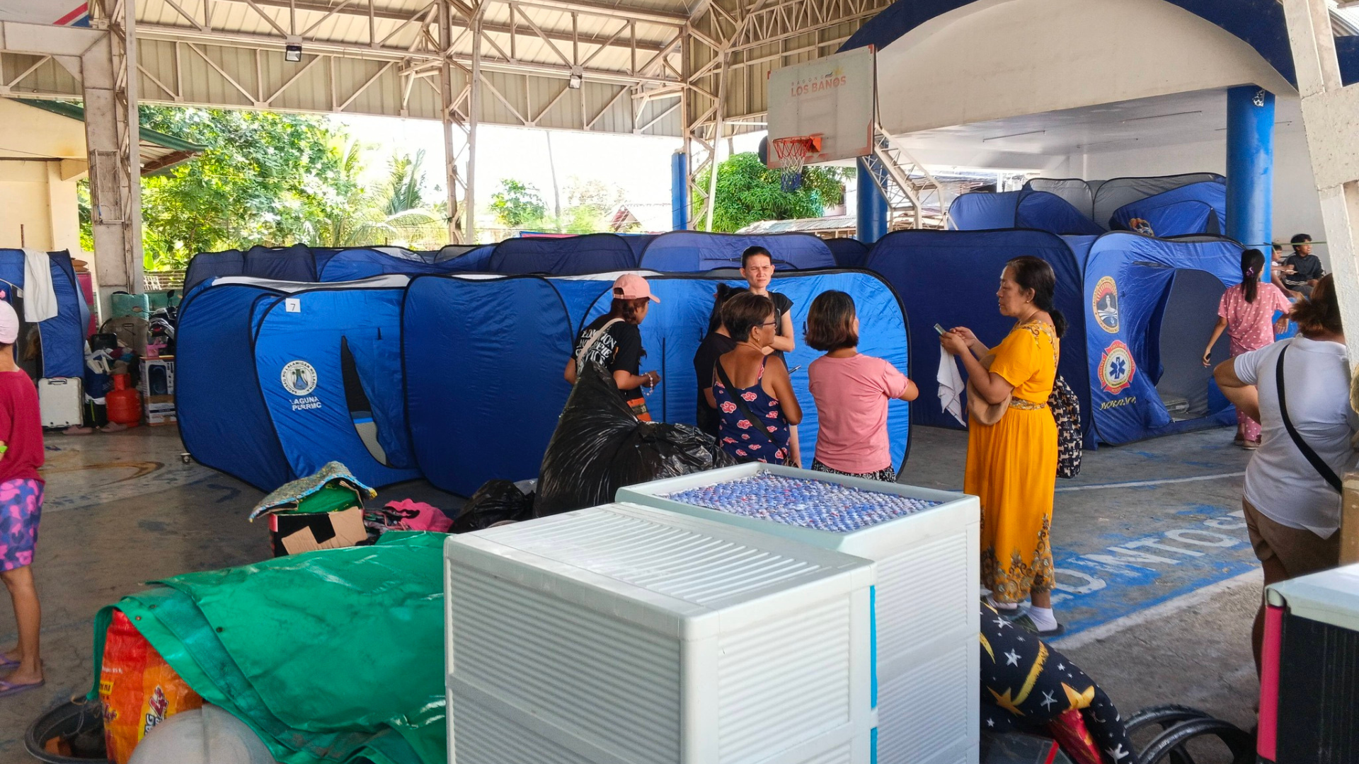 Matapos ang tatlong araw na demolisyon sa Espiritu Compound sa Los Baños, Laguna, napilitan ang mga residente na tumuloy sa Bambang Elementary School Covered Court. Larawan mula sa Southern Tagalog Exposure