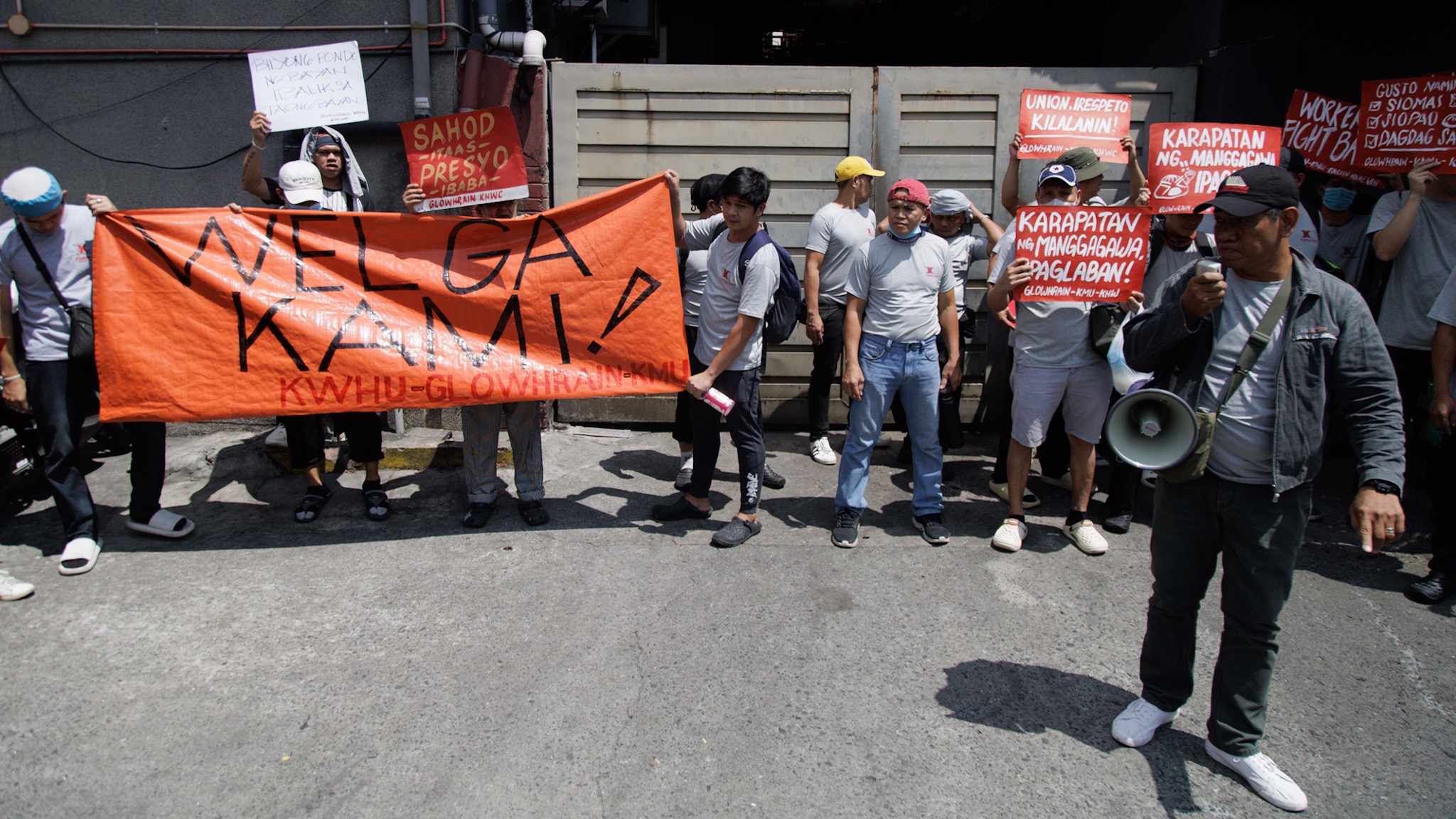 Unang araw ng welga ng mga manggagawa ng Kowloon House West Avenue sa Quezon City noong Abril 15, 2026. Zedrich Xylak Madrid/Pinoy Weekly